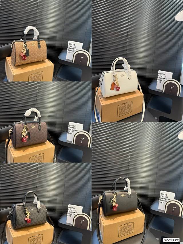 大号 配盒子 蔻驰枕头包出货 专柜同步 最新款 超级实用的款式 手提 斜挎多用款 原版电镀五金带Logo 超级大牌 内衬Logo时尚百搭款式 不挑年龄段 喜欢的