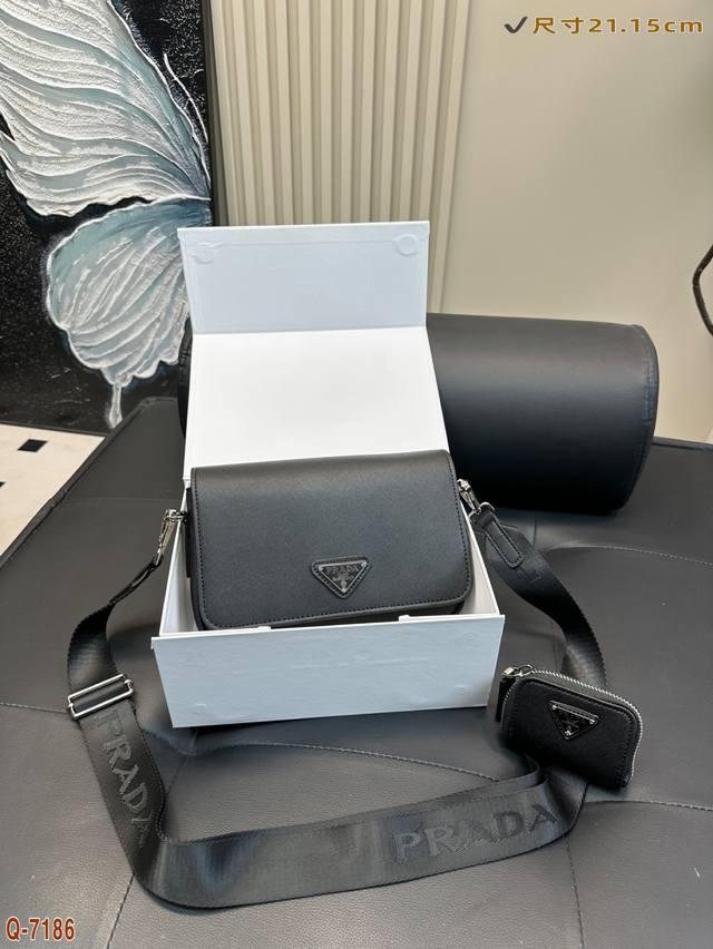 配折叠盒 普拉达prada高级感拿捏 简约纯黑腋下包爱了简约利落的外表一眼心动 纯黑色敲级百搭V 整个包包灰常有格调挺括立体的包身上身造型感十足 细腻顺滑的皮质