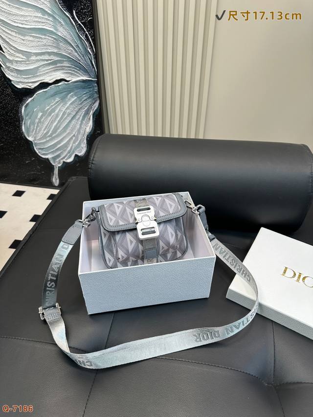 配礼盒 dior迪奥 Summer 相机包新品灵魂单品推荐全品类迪奥 赋予您的全新的穿搭体验 日常穿搭的点睛之笔 尺寸17.13Cm 配礼盒 dior迪奥 Summer 相机包新品灵魂单品推荐全品类迪奥 赋予您的全新的穿搭体验 日常穿搭的点睛之笔 尺寸17.13Cm