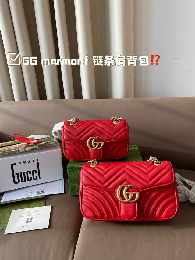 最热销品推出Gg Marmonf 链条肩背包采用颇具结构感的柔软造型和超大号翻盖封口 与波浪纹绗缝手袋系列 背面配以心形图案 以及双G互扣金属配件 可滑动链条肩