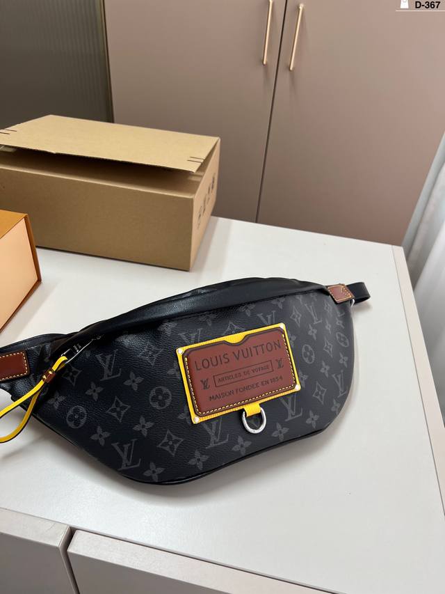 芯片版本 lv胸包送男朋友专属酷酷酷 此款Discovery腰包由Monogram Eclipse帆布制成,兼具休闲时尚气质与现代功能性 d-367尺寸33 1