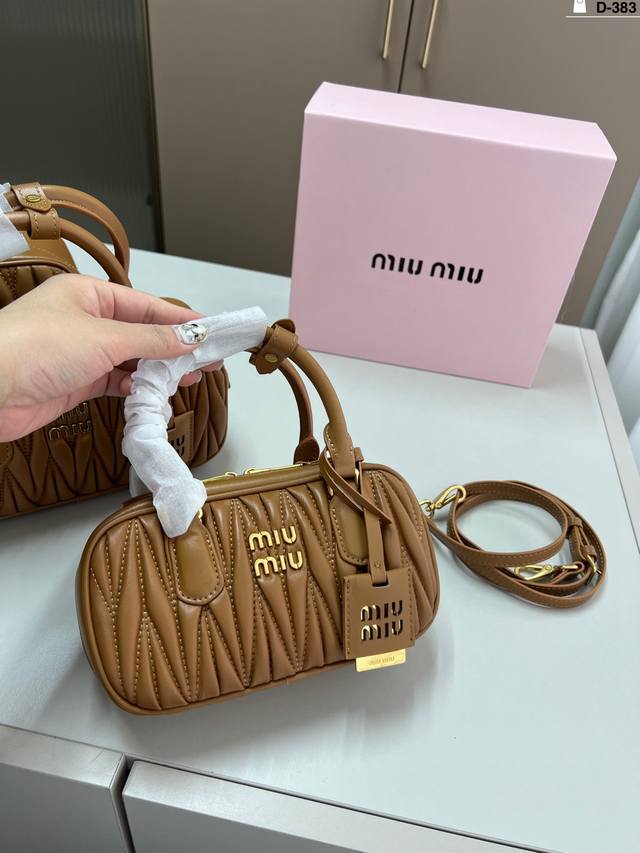 小 羊皮 miu新品 高级褶皱保龄球包 搭配小零钱包 精致独特的设计 时尚绝美 大方且与众不同 d-383尺寸20 11 23 12 28 13折叠盒