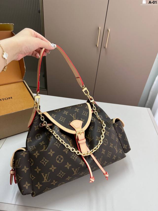 lv路易威登 链条和搭扣让整体更显精致 两侧的小兜让这个包多了一些随意松弛的感觉A-01尺寸31 23配盒