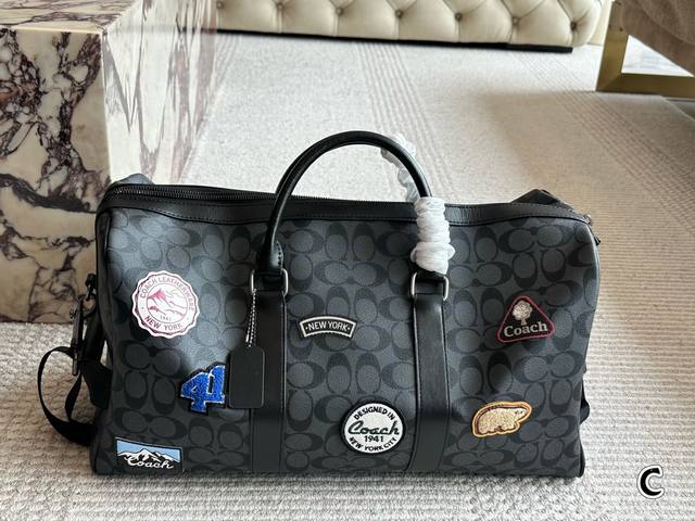 男士必备Coach蔻驰旅行包 coach蔻驰旅行包 通体采用pvc帆布涂层的材质,这种材质非常的耐磨 耐用 并且非常耐脏 非常适合我们用于健身或者短途的出差的使