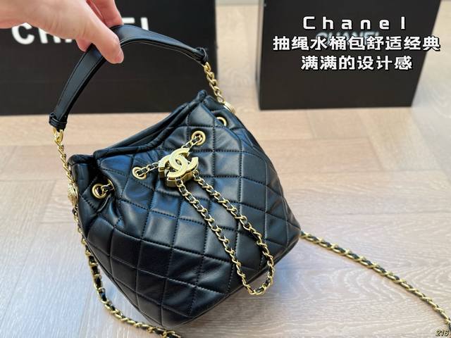 香奈儿Chanel 抽绳水桶包舒适经典 展现时髦的同时更富有魅力 经久不散却又有现代时尚 优雅女性的日常首选 尺寸18 19