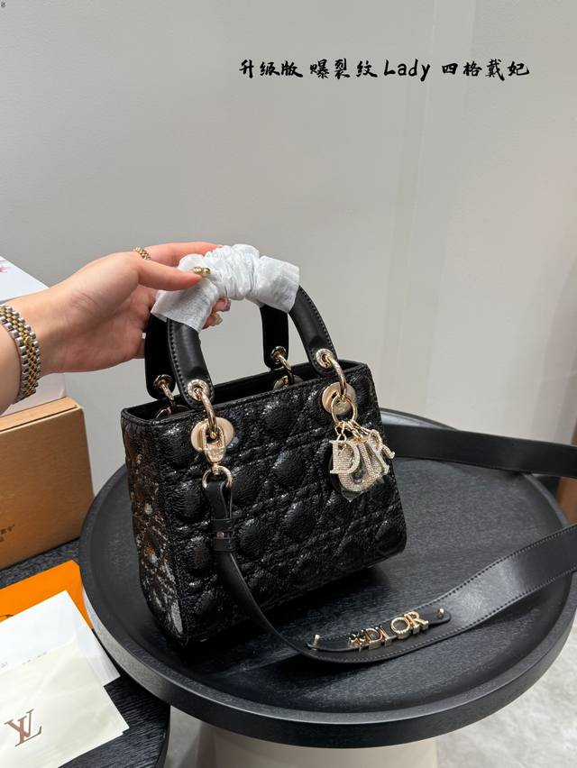 礼盒包装 升级版 迪奥 Dior Lady新款戴妃 爆裂纹刺绣绗缝好高级 甜妹辣妹.都能Hold住 经典黑色百搭又大气 同时包包也不仅仅只有低调 它还非常百变,