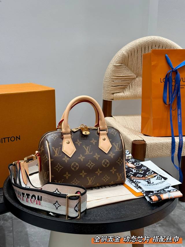 全套礼盒包装 复刻 163C变码芯片 原版宽丝巾 lv 老花变色皮Speedy20 枕头包 在满足日常需求上搭配了精致小巧可自行多种穿戴方式的配饰 加上可拆卸重