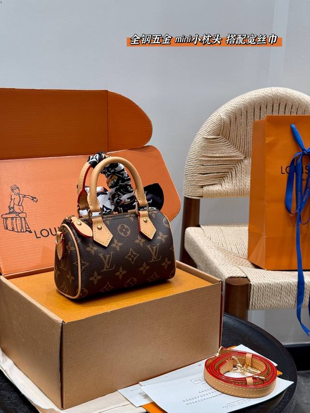 全套礼盒 复刻 小Mini 全钢五金 带宽丝巾 size 17 10 lv Speedy Nano迷你枕头包 新款的肩带可以调节拆卸 线条精致 小巧轻便又时尚