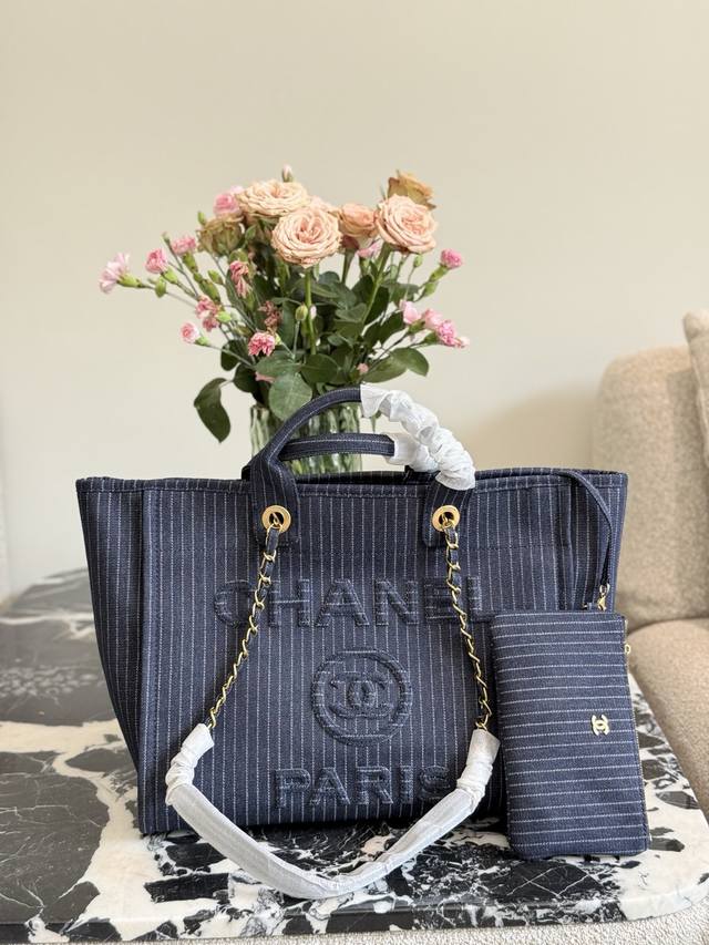 香奈儿Chanel年度牛仔沙滩包 2025年香奈儿沙滩包融入了珍珠元素真的是仙气很多大号还有手柄可以单肩的同时还能手提 容量真的是超大呀完全可以做旅行包用了 如