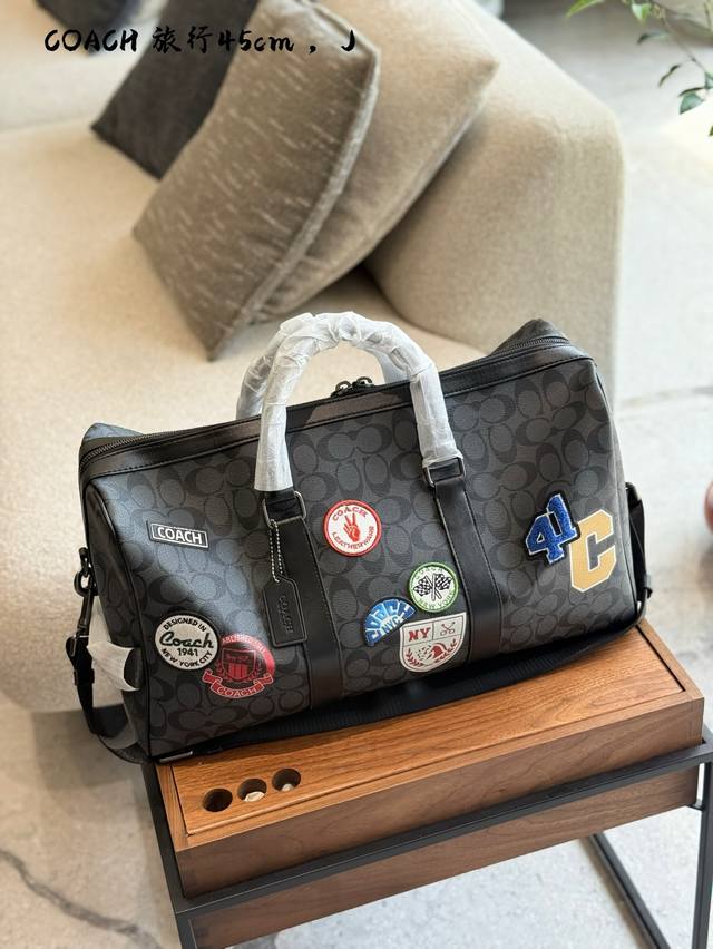 男士必备Coach蔻驰旅行包 coach蔻驰旅行包 通体采用pvc帆布涂层的材质,这种材质非常的耐磨 耐用 并且非常耐脏 非常适合我们用于健身或者短途的出差的使