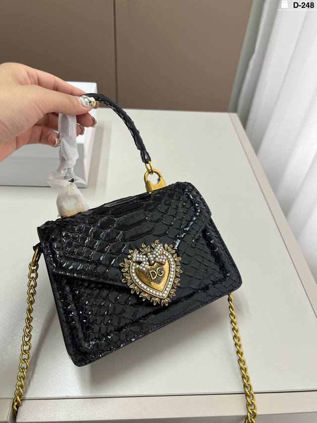 dg杜嘉班纳手提邮差包 复古优雅 满满的高级感 休闲正装皆可轻松驾驭 d-248尺寸19 12 dg杜嘉班纳手提邮差包 复古优雅 满满的高级感 休闲正装皆可轻松驾驭 d-248尺寸19 12