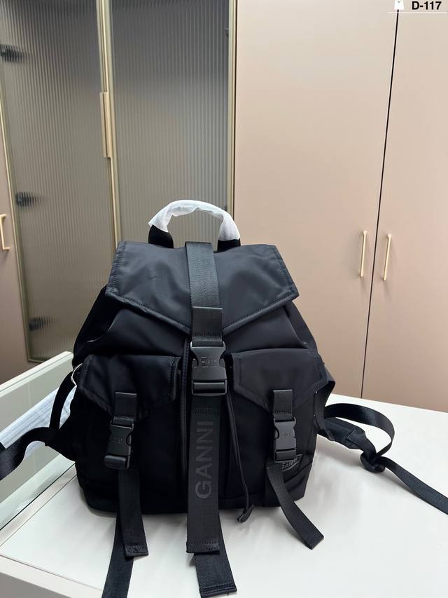 普拉达prada 尼龙双肩包 布料非常轻盈耐磨 背上身一整个阳光活力又年轻 d-117尺寸30 39