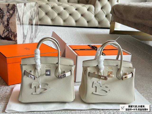 配折叠盒+飞机盒 size 20厘米 升级版 原版品质 原版Tc皮 有长肩带 锁头是铜锁哦 丝巾+飞马挂件 背铂金包的季节来啦 头层牛皮 手感 质感