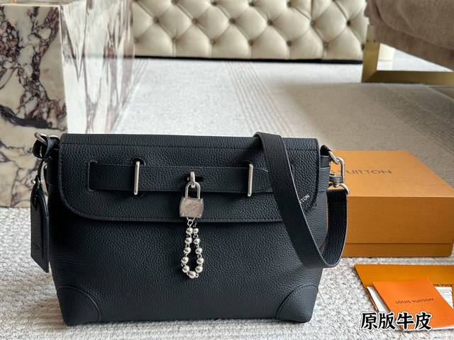 lv 邮差包 steamer斜背包 這款Steamer斜背包將品牌經典Steamer手袋廓形重新演繹成郵差包 備有Steamer系列所有標詰性設計細節 翻 蓋更