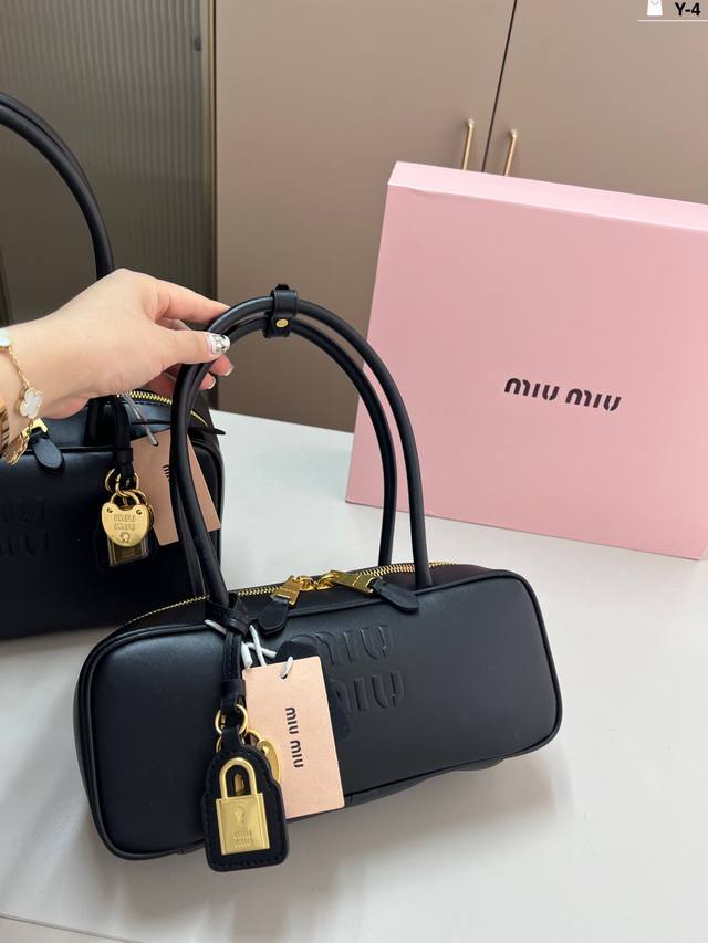 小 miumiu 缪缪保龄球包 后知后觉突然Get到它 真的太好搭衣服 怎么背怎么搭都有一种复古俏皮的感觉 y-4尺寸28 11 30 17折叠盒