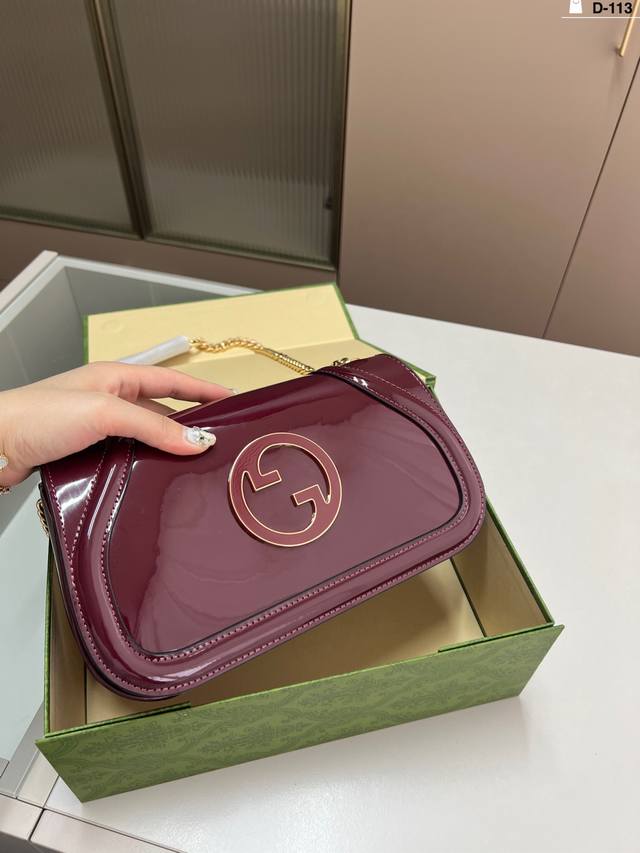 酷奇秀款 Blondie来袭怀旧与现代时尚 新款的这款手袋 时髦又兼具优雅复古气息很难不爱 d-113尺寸27 13折叠盒