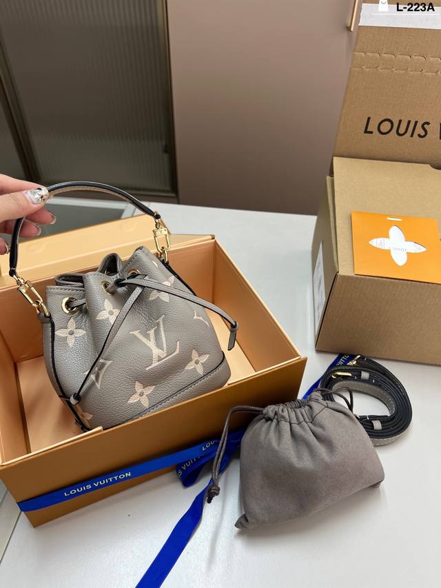 配内胆 lv路易威登迷你水桶包带手柄也可以手提 也是很方便 总之大爱实物会让你爱不释手L-223A尺寸13 16 折叠盒飞机盒