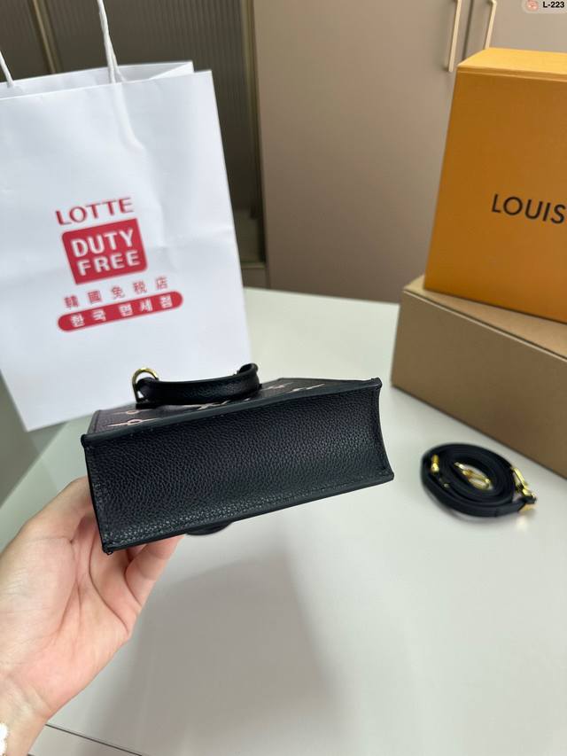 配挂件 lvbuci水波纹法棍包自带氛围感 特别好看非常的高级 单肩斜挎都可以 d-23尺寸25 13折叠盒