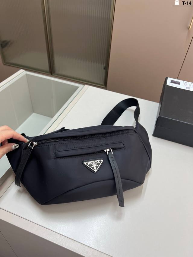 普拉达 胸包prada 干干净净 简简单单 搭配休闲风的穿搭 t-14尺寸25 10配盒