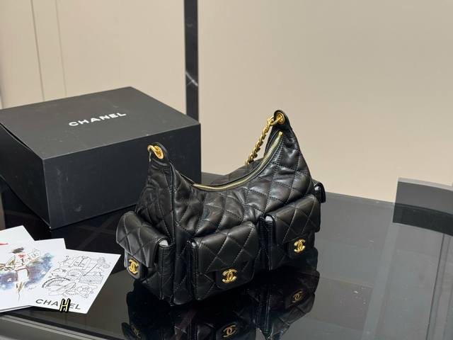 香奈儿Hobo 配折叠盒 女孩子逃不脱的新款包太夏天了 包奴来了本期包包简单介绍一下 精湛的手工艺 融入现代时尚潮流元素 尺寸:30.20Cm