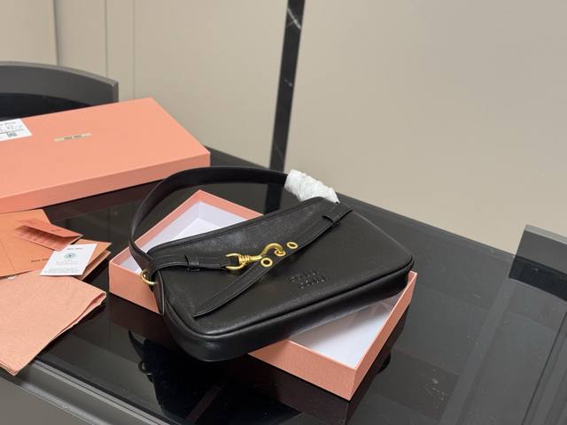 配盒 size:25*18Cm miumiu2025春夏系列包袋 包包依旧吸引人~ 隔着屏幕都能感受到皮质的细腻巨巨巨高级感 aventure Nappa腋下包 配盒 size:25*18Cm miumiu2025春夏系列包袋 包包依旧吸引人~ 隔着屏幕都能感受到皮质的细腻巨巨巨高级感 aventure Nappa腋下包