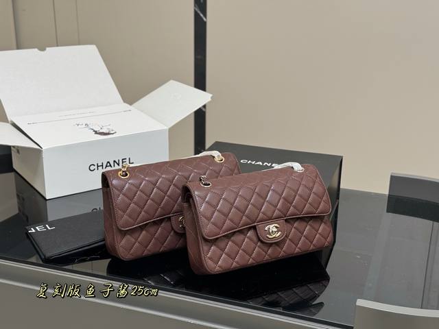 配折叠盒飞机盒 size:25Cm 香奈儿 Cf我们一直很用心在做 秒杀其他市面上的货 顶级鱼子酱羊皮纹 很舒服的一种 不管您是谁 稳稳Hold住哦 四季必备单