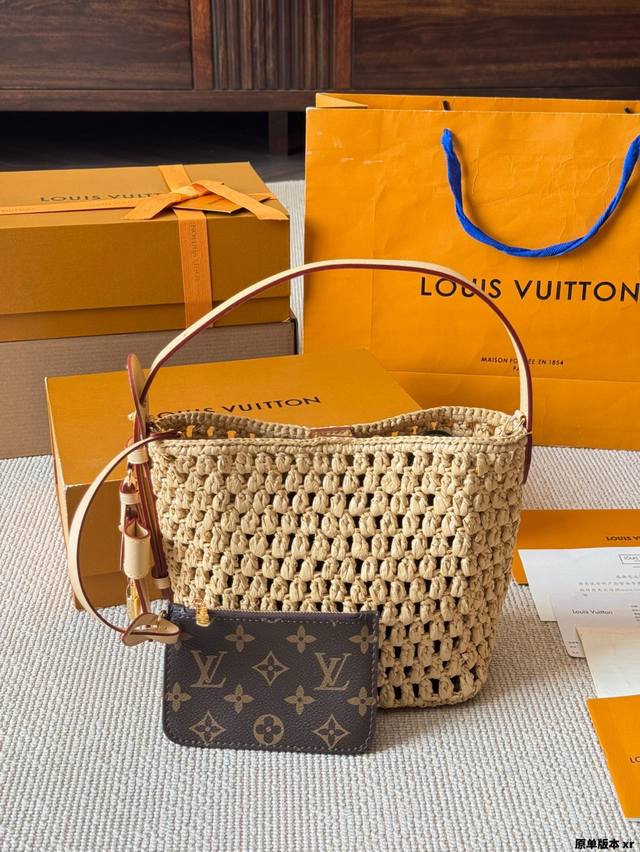 原单版本 lv All Inbb手袋为Monogram拉菲草搭配亮泽金属件 以标志性挂锁和名牌彰显经典格调 可调节肩带延续品牌制箱传承 皮革肩带增添斜挎和肩背选