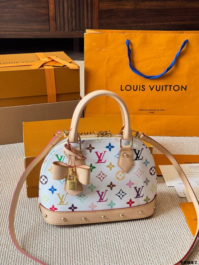 牛皮版本 lv Lv Alma Bb牛皮贝壳包村上隆联名款 包包这款Retiro 手袋以标志性的老花面料制成 经典永恒 优雅低调的外形设计和宽敞的包身更加入了实