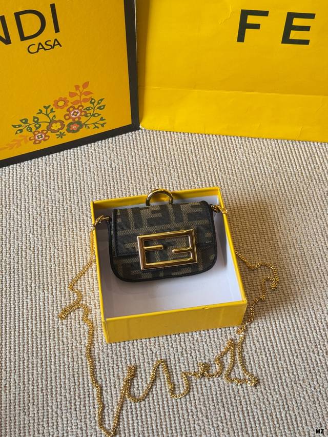 牛皮版本 fendi Nano法棍 可可爱爱 fendi 粉色全皮Nano法棍链条包 尺寸11*7 凹造型百搭 附件尘袋