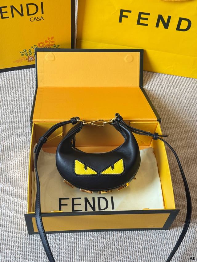 fendi新款牛仔系月牙包 也太復古了 最近超火中號Fendi 月牙包新推出牛仔色啦 超級讚 滿滿復古感.夏天必備單品 推薦給大家 尺寸18 12Cm