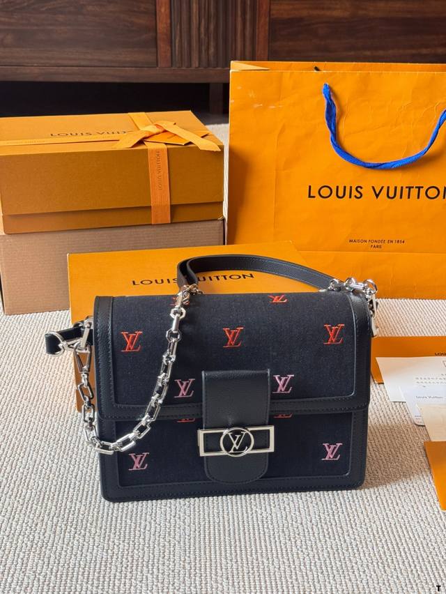 这款简直是我最爱的包包了 lv24限量款丹宁牛仔达芙妮 丹宁牛仔的材质超级轻便超级好凹造型 肩带的植鞣革采用了这一系列经典的+铆钉的设计 搭配进口 太好看了 3