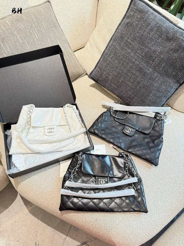 今天不得不分享Chanel 2Way机场包妥妥拿捏懒慵风黑银2Way随性又好背 不管是单肩斜挎还是流浪背 上身真的太高级了~ 容量完全满足日常出行 新年的百搭子