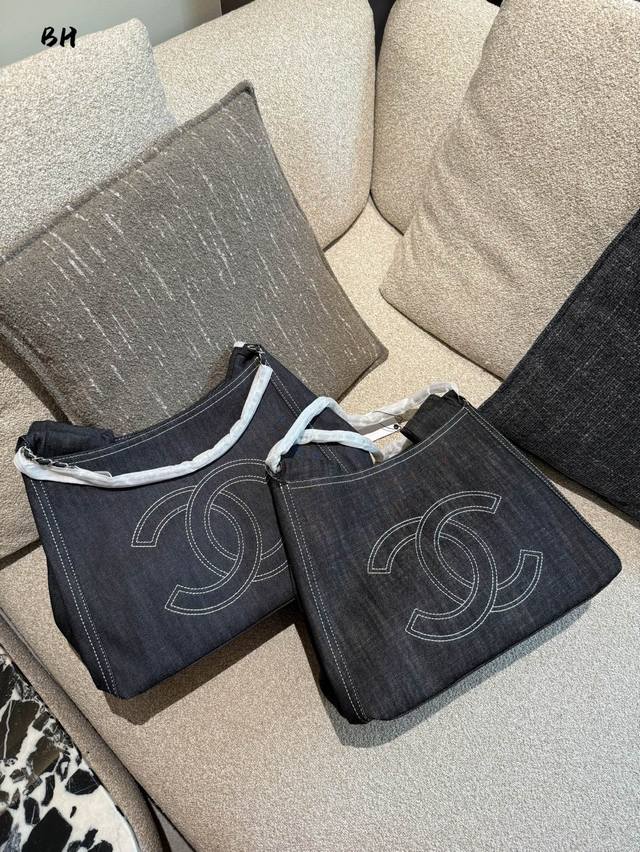 chanel牛仔托特包 洋气百搭 巨能装 救命 经典刺绣Logo被做旧五金链条缠绕着 在牛仔布上泛着微微光泽 像是从巴黎跳蚤市场淘来的古董藏品 越看越有故事感复