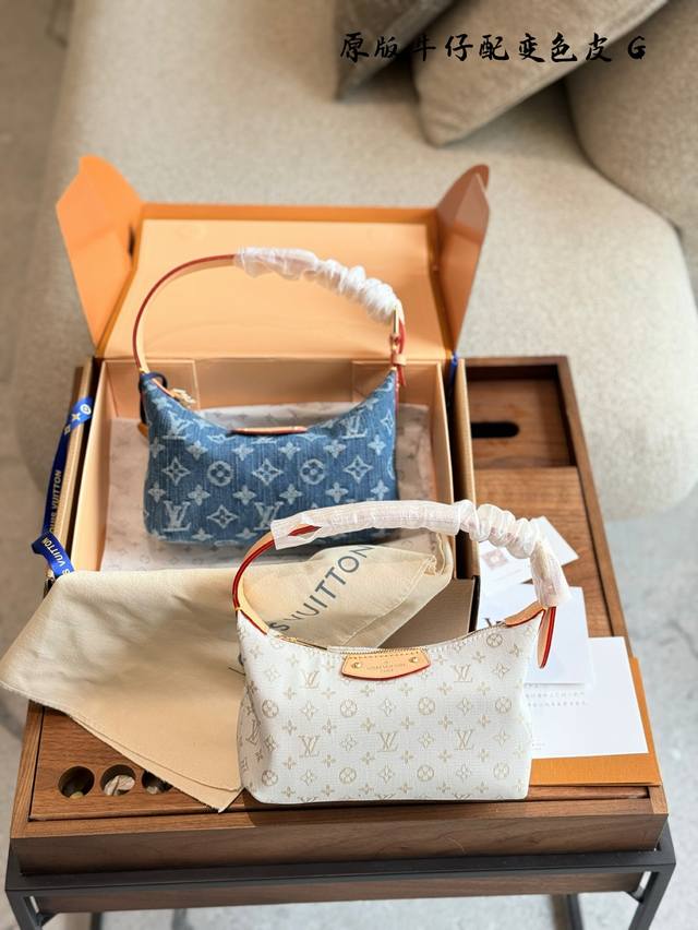 lv 便当包 双盒包装 这款pochette手提包采用Monogram Mini设计,借鉴了该品牌的标志性Monogram帆布设计 配有牛皮饰边和金色五金配件