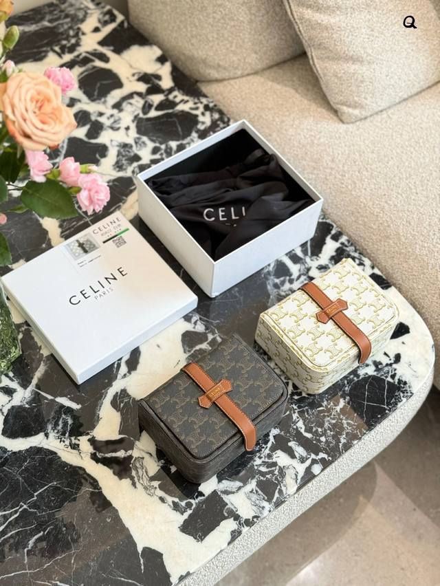 颜值高+实用性强 都附有可拿出来的小镜子 -适用于旅行 或者放在家里 celine老花首饰包 -热门大爆款 -内容量很大 功能分区 最多可放10枚戒指 4对耳环