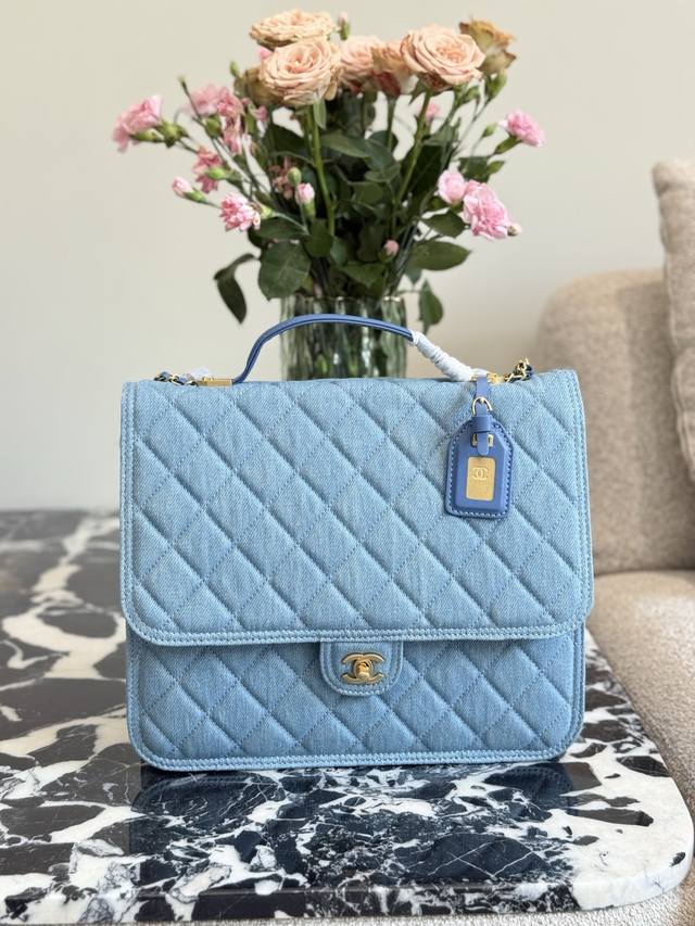 chanel复古学院风双肩包一眼万年的香奈儿大书包 jennie同款大书包有了丹宁牛仔系列很喜欢这一款 心心念念的复古双肩大书包 喜欢美式复古学院 风的小可爱们