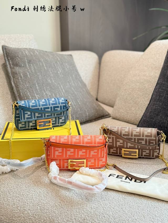 fendi法棍包包 采用翻盖设计 配有Ff磁扣 经典老花 全刺绣工艺Ff,配句拆卸肩带 手提斜挎均可 米色布面材质 很温柔的颜色很适合有气质的小姐姐哦20Cm配