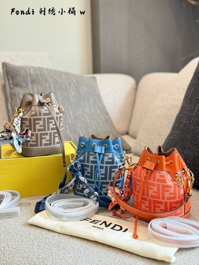 送丝带 被问爆的Fendi小水桶 出街就被疯狂追问这只蓝色Fendi小水桶太绝了 经典老花搭配清新蓝色 时髦又独特T+ 配_上毛茸茸的挂饰 精致度瞬间拉满 可可