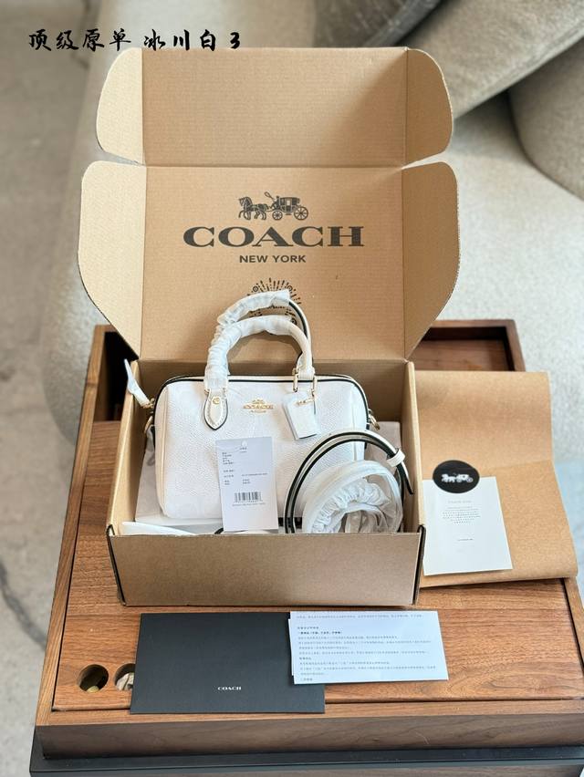 顶级原单 coach最最新款Rowan系列迷你波士顿包 新款奶茶拼色Logo系列配色 颜值高的同时实用性也大大增加了 配有长肩带 肩带可调节 尺寸约: 17.5