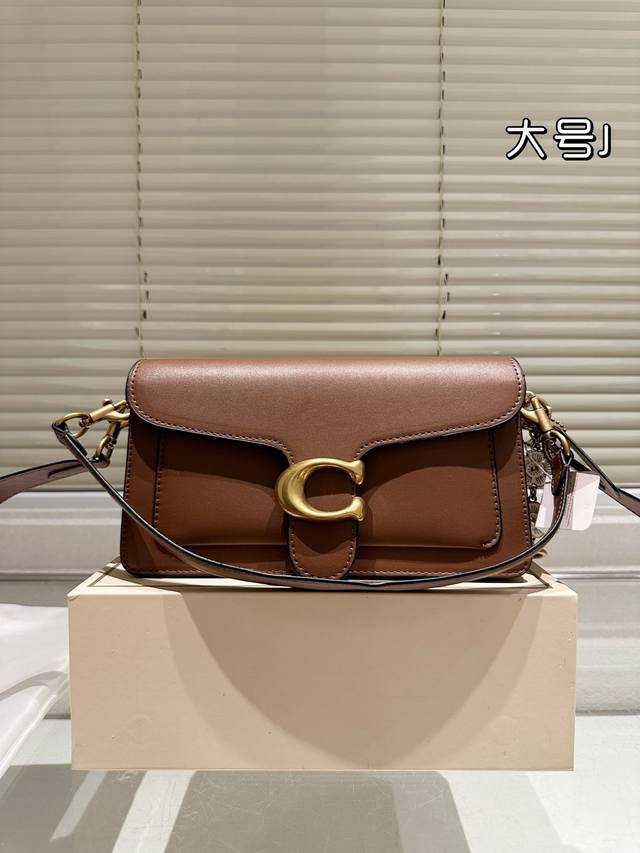 配挂件酒神 size 26.15Cm 配盒子 百搭神器 Tabby coach 酒神Tabby 奶白色 超级好看 五金处Coach的刻字 满满的小细节 配置双肩