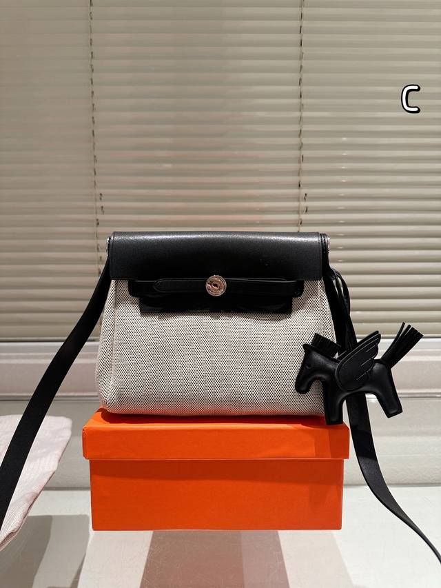 配盒 size: 20*17Cm 2025新品首发蕞实用小包Herbag20 新品尝鲜~ 爱马仕20Cm尺寸太讨喜了 mini款又轻又能装 肩带不能调节长度更适