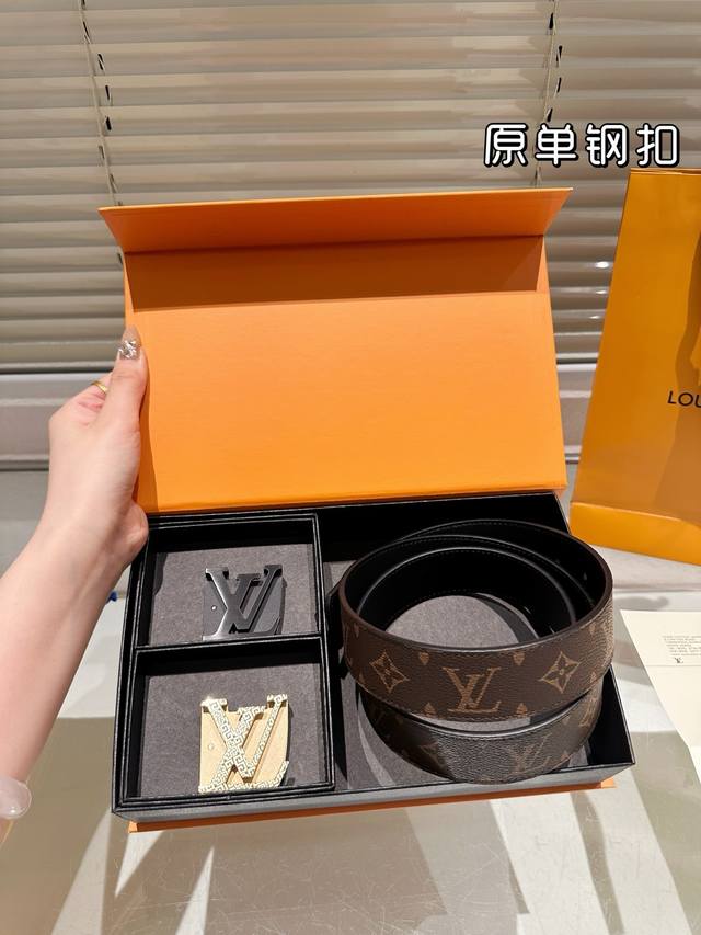 双头 钢扣 高版本 腰带 Lv牛皮皮带 热门款 男女通用皮带里面最火的版本啦 质量很好 全套包装 五金绝对不褪色 皮带头和专柜一样的哦 配礼盒手提袋发票
