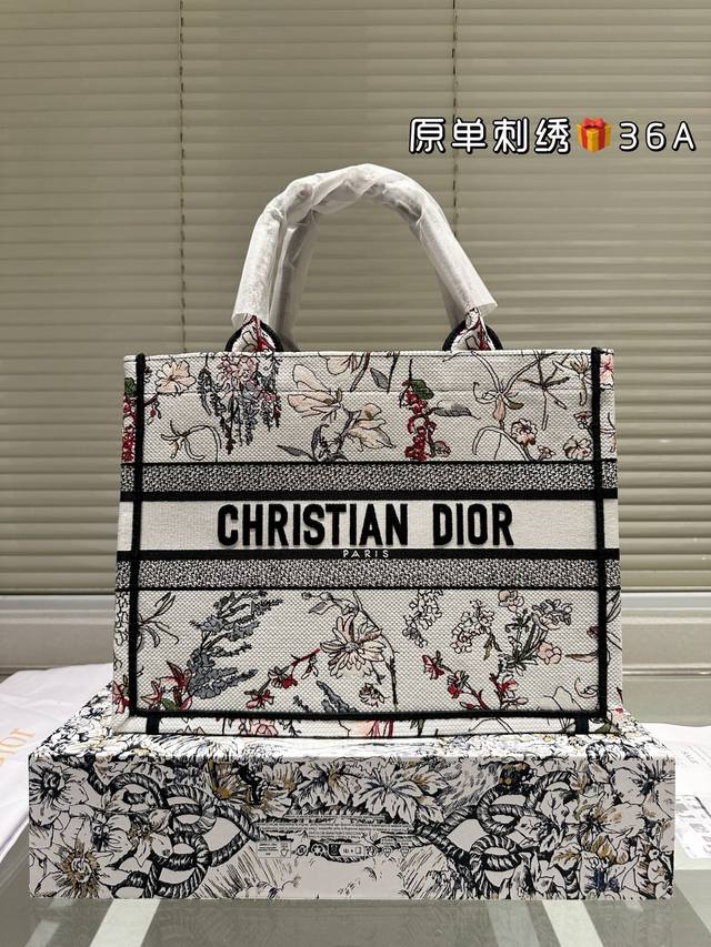原单刺绣 dior 提花 托特包 原单品质 dior Book Tote今年最喜欢的一款购物袋 Tote我用的次数最多的包 因为容量超级大 不管什么东西都向里面