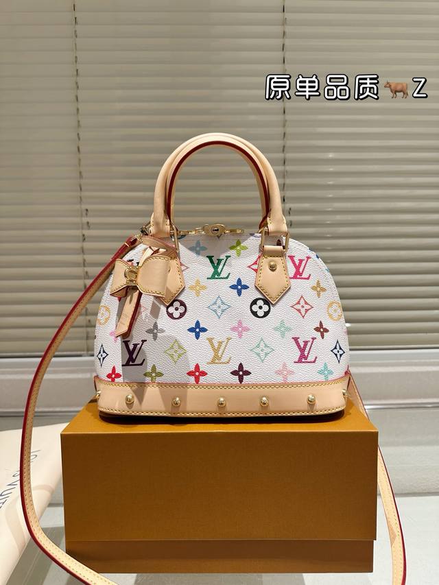 lv Lv Alma Bb牛皮贝壳包村上隆联名款 包包这款Retiro 手袋以标志性的老花面料制成 经典永恒 优雅低调的外形设计和宽敞的包身更加入了实用性 使用