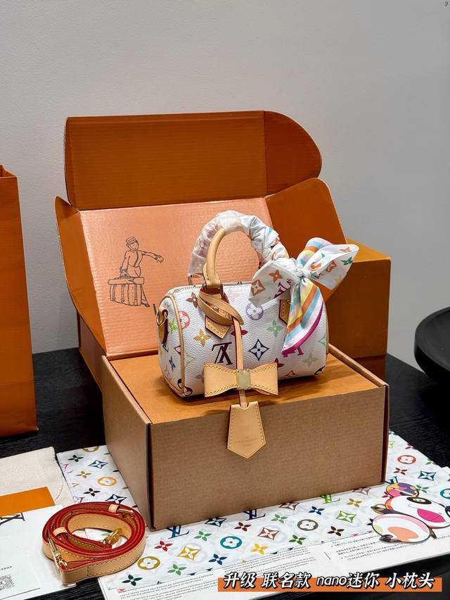 全套礼盒 带丝巾 钢五金 芯片版 被疯抢的Lv村上隆联名 白三彩Speedy Nano,白彩迷你枕头包美到犯规~ 别看它小巧 手机 口红啥的都能装 肩带可调节