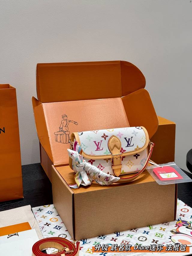 全套礼盒包装 带丝巾 钢五金 芯片 size 19*10Cm lv 小迷你 Diane 法棍手袋 村上隆联名白三彩 小号Mini 法棍包是真好看 又好背 皮质和