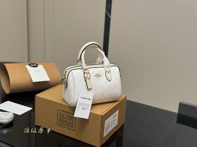 全套包装 size 18*12Cm 蔻驰 迷你枕头包 新品 超级可爱的迷你波士顿 经典的小号的 Size 小小的身体 大大的容量 渠道货很难得哦 搜索Coach