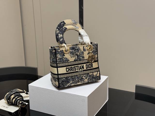 配折叠盒 size 24*20Cm 迪奥 刺绣戴妃包 现代休闲且优雅 刺绣宽肩带 特别 特别