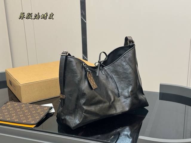折叠盒飞机盒 size 42.30Cm lv Carryall 年度包王 带有蝴蝶结的腋下包喜欢吗 内附一只收纳零钱包 性价比颜值超在线了 单肩斜挎完全没问题