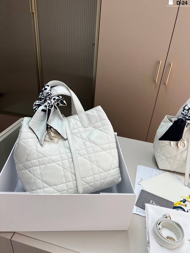 大 dior迪奥菜篮子 时髦拿捏住啦 爱死了这份从容优雅 d-24尺寸17 19 23 24折叠盒